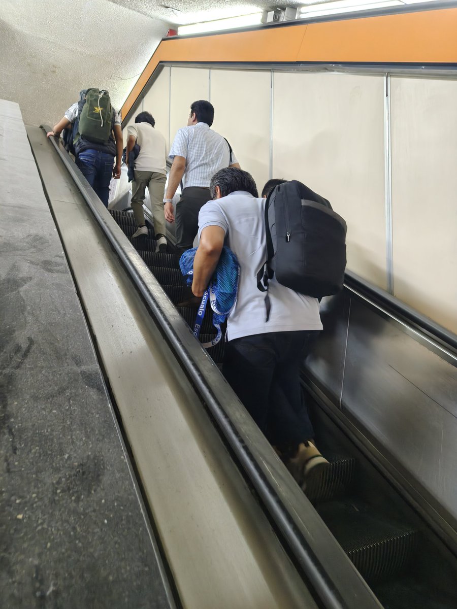 geantropologia's tweet photo. Inverosímil la cantidad de escaleras eléctricas del Metro que no funcionan, perjudican a los usuarios y más a gente de la tercera edad y con movilidad limitada. Esmerense en lograr mejores servicios diariamente y no se conformen con lo que se puede @ClaraBrugadaM @MetroCDMX https://t.co/mRPiQd4VGM