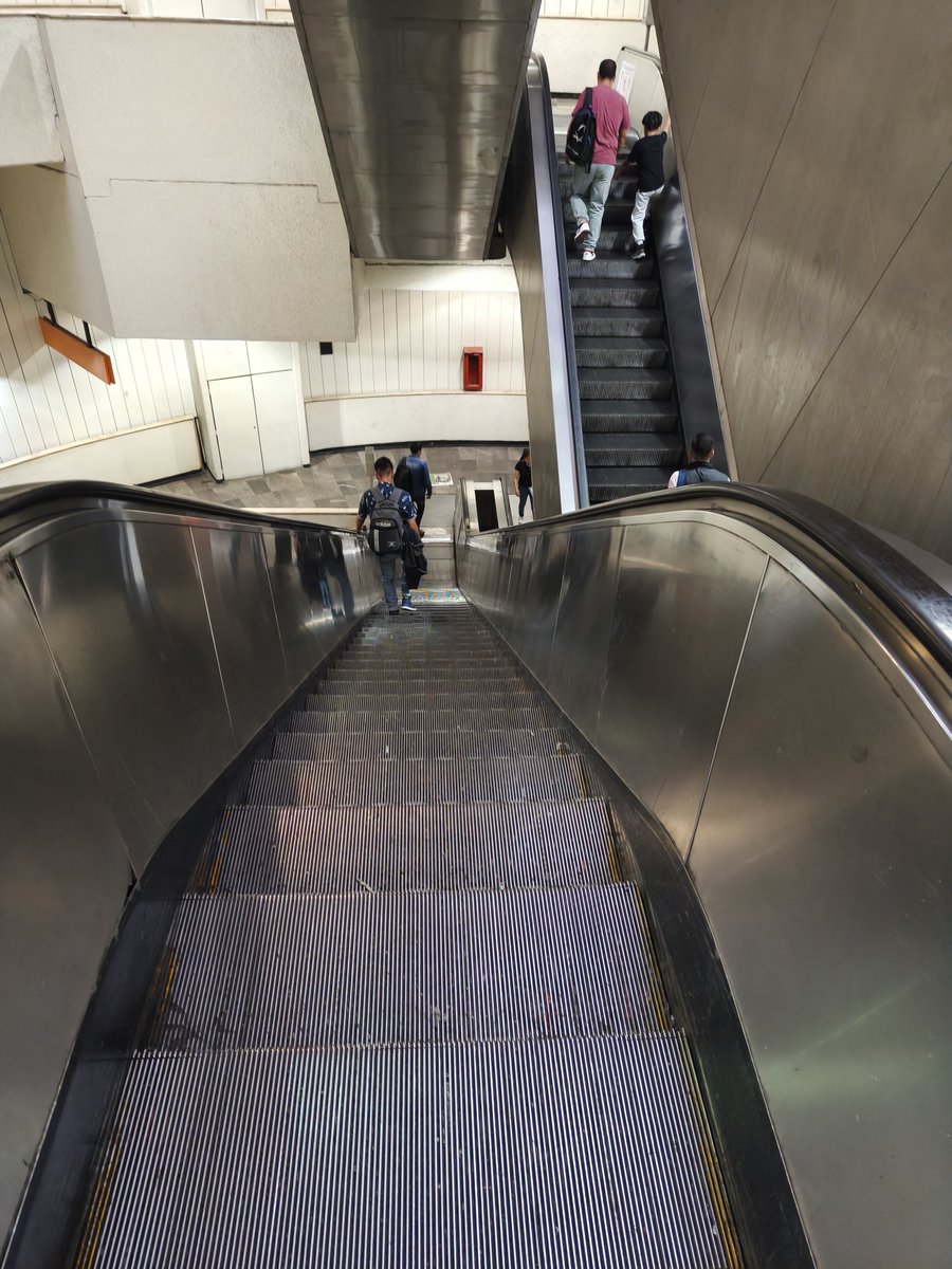 geantropologia's tweet photo. Inverosímil la cantidad de escaleras eléctricas del Metro que no funcionan, perjudican a los usuarios y más a gente de la tercera edad y con movilidad limitada. Esmerense en lograr mejores servicios diariamente y no se conformen con lo que se puede @ClaraBrugadaM @MetroCDMX https://t.co/mRPiQd4VGM