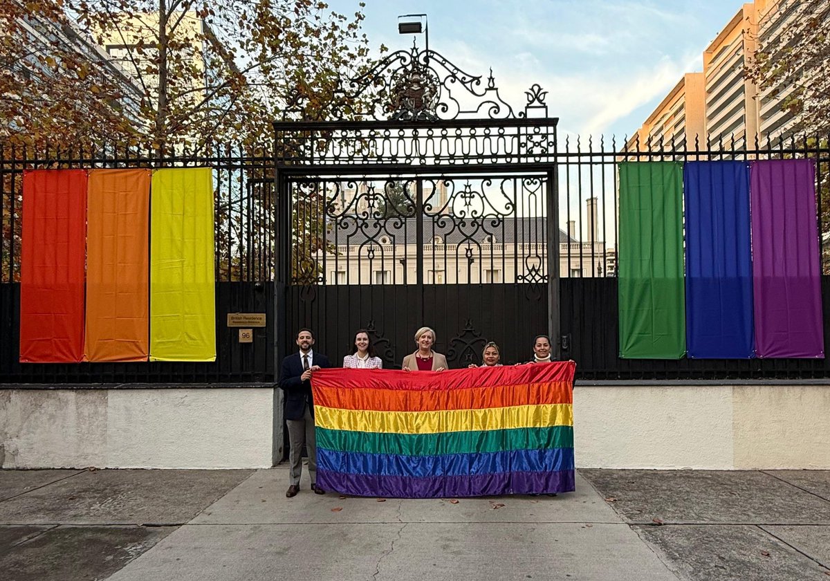 UK in Chile 🇬🇧🇨🇱 (@ukinchile) on Twitter photo 🌈 Hoy, 17 de mayo, cuando conmemoramos #IDAHOBIT, pensamos en las personas #LGBTIQA+ de todo el mundo que aún enfrentan persecución, violencia y exclusión, apoyando la #campañaarcoiris impulsada por el <a href="/Movilh/">Movilh Chile</a>
#IDAHOBIT #EqualSafeFree 🌈 Hoy, 17 de mayo, cuando conmemoramos #IDAHOBIT, pensamos en las personas #LGBTIQA+ de todo el mundo que aún enfrentan persecución, violencia y exclusión, apoyando la #campañaarcoiris impulsada por el <a href="/Movilh/">Movilh Chile</a>
#IDAHOBIT #EqualSafeFree