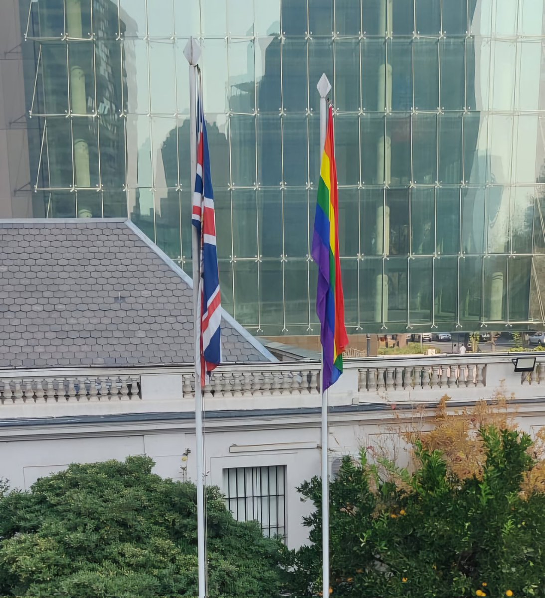 El Reino Unido 🇬🇧 está comprometido con la promoción y protección de los derechos de la comunidad #LGBTIQA+, y alienta a los países a respetar los derechos humanos de todas las personas, sin discriminación 🏳️‍🌈 🏳️‍⚧️