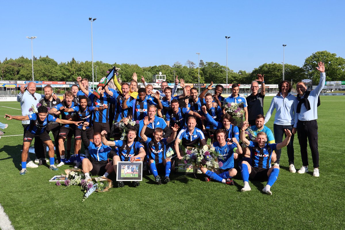 acvassen's tweet photo. Prachtig team! 💙🖤

#mooisteclub https://t.co/2FZ2StHt2P