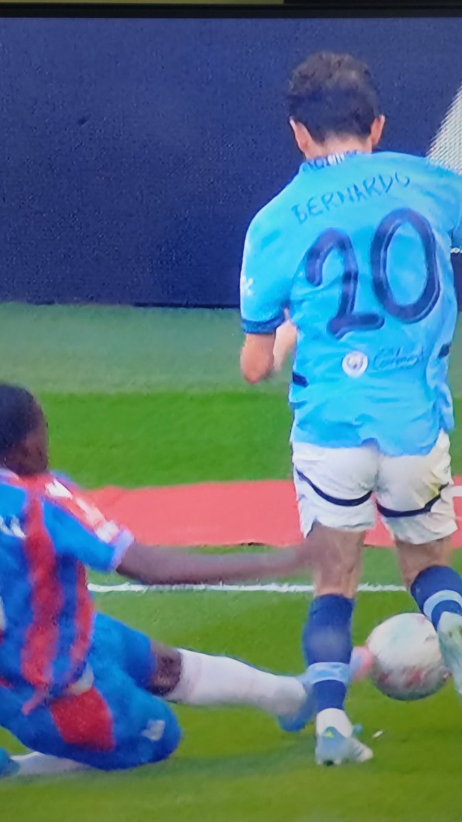 RyZzOo's tweet photo. @markgoldbridge Plays the ball before any contact on player = no penalty https://t.co/zh5fO7exuH