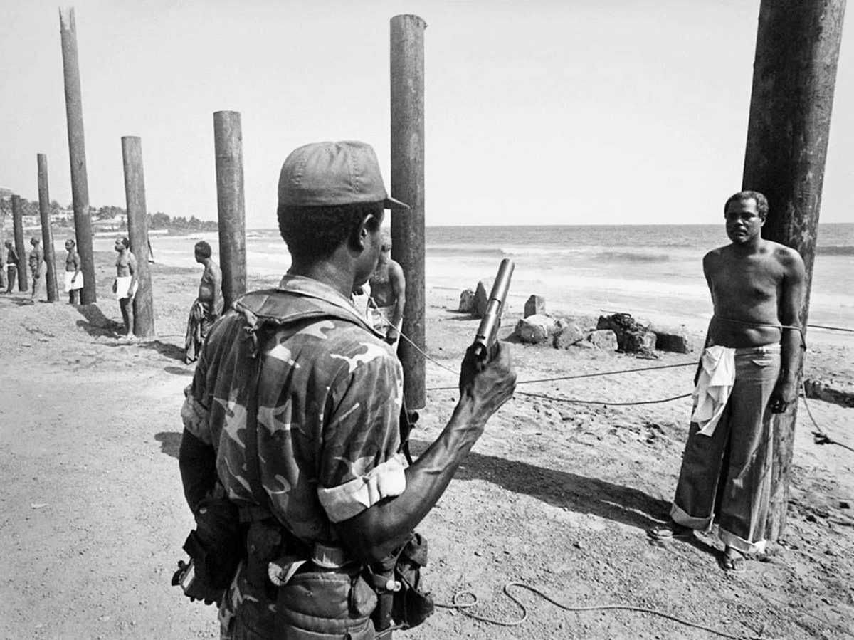 lebigh_official's tweet photo. 4. Um soldado do exército liberiano se prepara para executar um ex-ministro do governo após o golpe de 1980. https://t.co/RTALIhn9qL