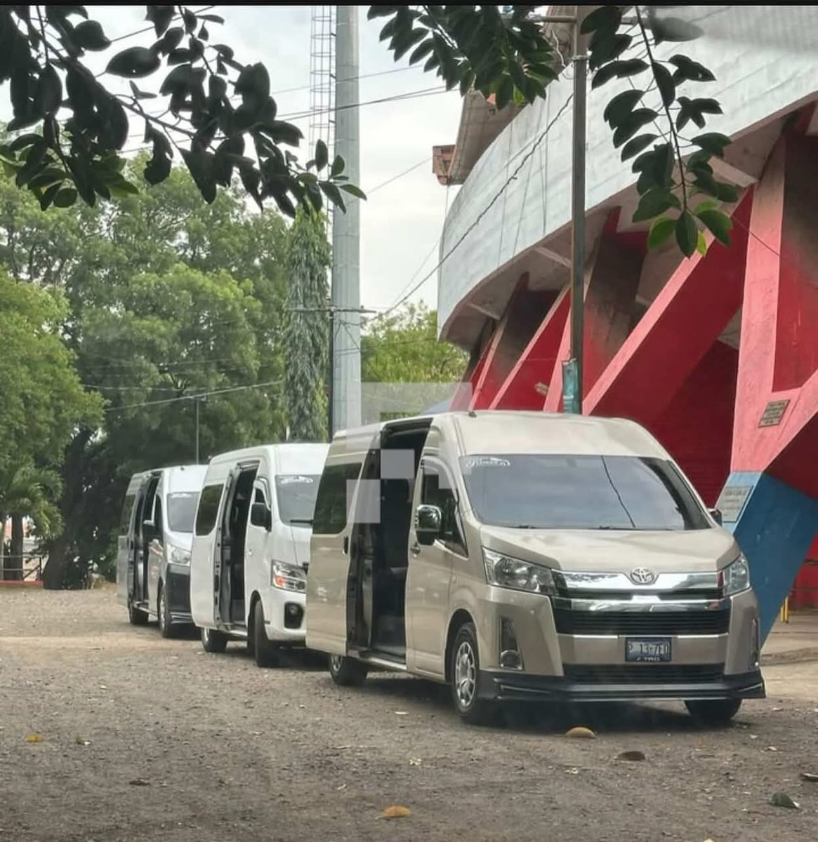 pleitezbarrera's tweet photo. Mismo lugar, tiempos diferentes, cada día estan matando y poniendo en burla la historia y el patrimonio de Santa Ana, como olvidar la inversión de Don Reynaldo Valle por darle un transporte digno a FAS.

📸 @FanaticosGMV y @jsantamariasv https://t.co/nJoWpCo2Qq