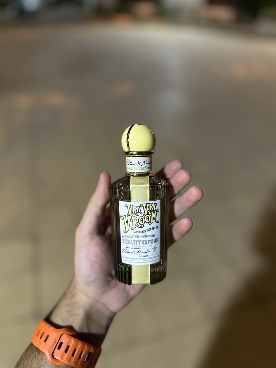 TheDoor986's tweet photo. #رابطة_عشاق_العطور 

والله مو عطر ، هذا بووست طاقة 💥

إذا ودك تبدا يومك  بـ دفعة نشاط هذا هو 

ريحة جريب فروت تصحيك، ولمسة ماغنوليا تعطيك لمعة وأناقة 

ريحته تقول: أنا جاهز، من أول دقيقة 💥

حتى اسمه لحاله يحمّسك: ڤارَ ڤارَ ڤررررروم 🤣💥 

حرفيًا ريحة تشغّلك من أول ما ترش https://t.co/6dUriQwWPc