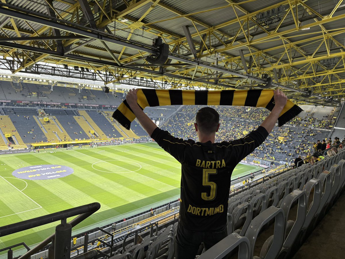 LukasH26's tweet photo. Tyhle fotbalový odpoledne se jen tak neomrzí 🔝Díky moc za lístky @DestinaceFotbal 🖤💛 Jako vždy v Dortmundu skvělá atmosféra a super zážitek 👍👍 #BVB https://t.co/yot8QK1X2E
