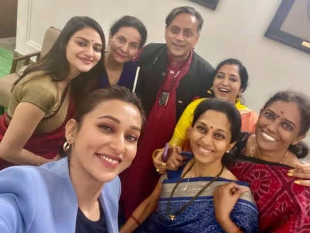 samajikkamal's tweet photo. अब हम तो भये परदेसी 
कि मेरा यहाँ कोई नहीं 
#ShashiTharoor 
@virendrpal https://t.co/M8tNrpD7LG