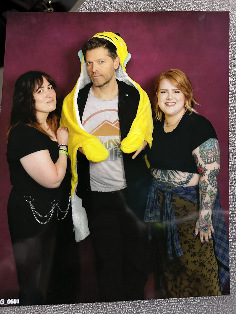 strwbryshortie's tweet image. My op with @__ellie @mishacollins and my bee BLANKIE 🥰😂

#NJcon #SPNNJ #mishacollins #photoop
