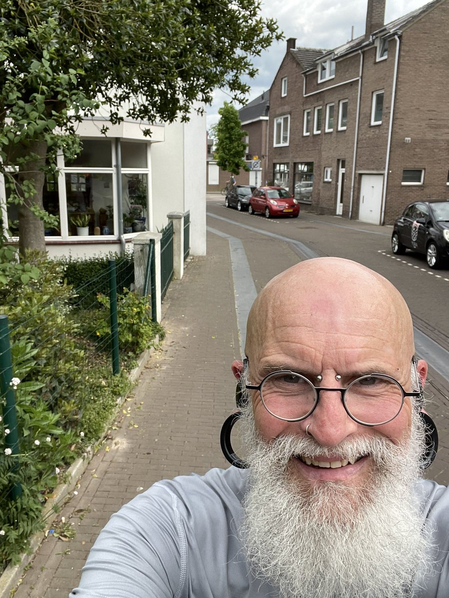 KingKurt046's tweet photo. #Done #goodbezig #beardedrunner #baldrunner #tattooedrunner #oldfartruns #beatyesterday @ikloophard @loopmaatjes #Proberen #rennenmetdatkadaver #hollenmetdatkadaver
2x 8-6min / 4:45 en 5x1min 5:15
Ik ben tevreden… https://t.co/Qu0WUTNXMd