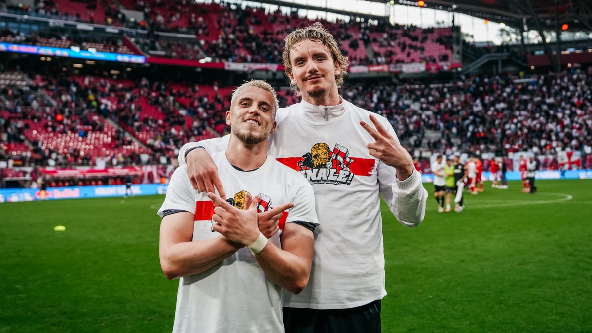 VfB's tweet photo. Bestes Team! Beste Stimmung! 😁 

#VfB | #Bundesliga | #RBLVfB 2:3 https://t.co/4tSI6DSnvs