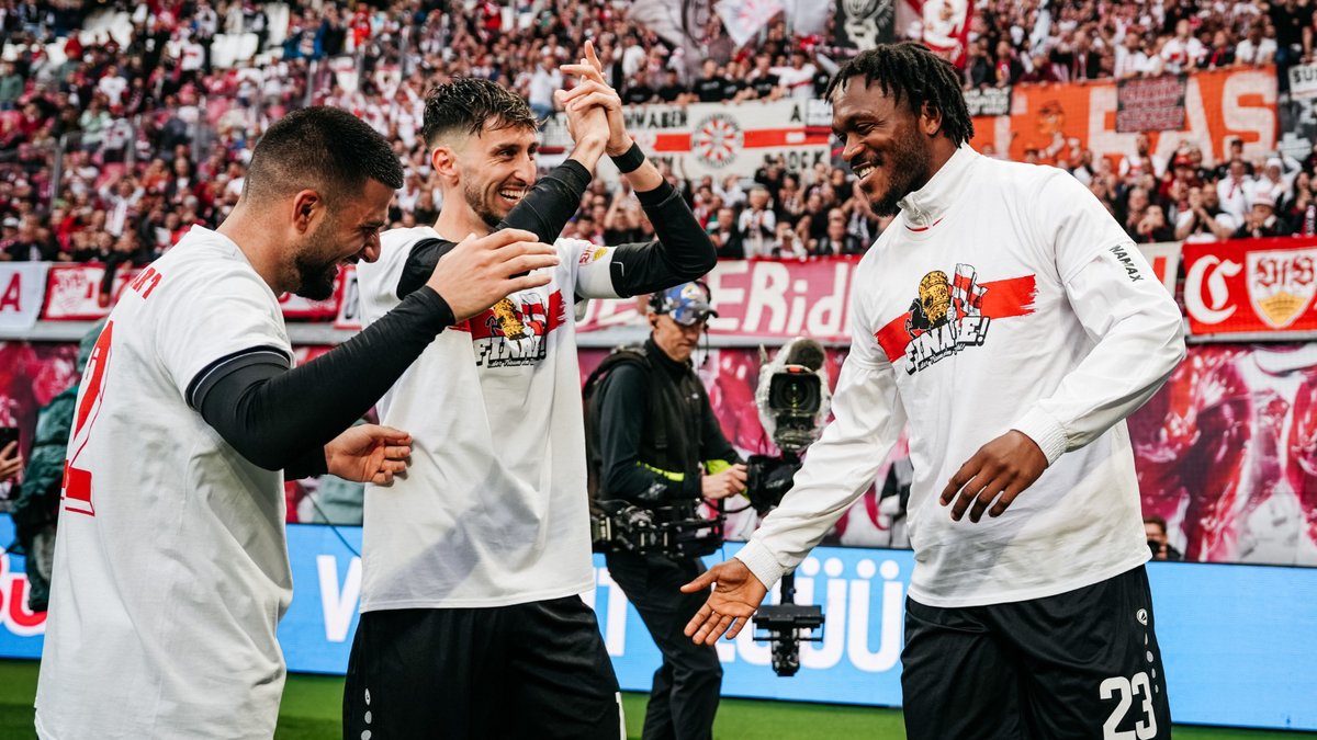 VfB's tweet photo. Bestes Team! Beste Stimmung! 😁 

#VfB | #Bundesliga | #RBLVfB 2:3 https://t.co/4tSI6DSnvs