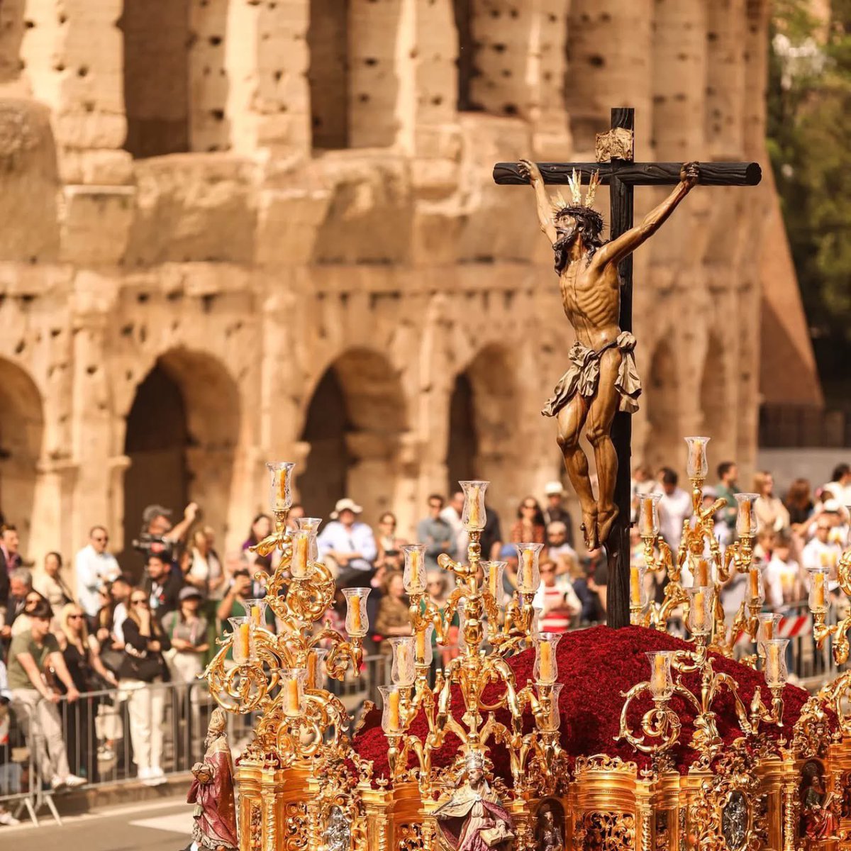 En un momento histórico, El Cachorro recorre las calles frente al Coliseo Romano. Durante las actividades del Jubileo de Cofradías