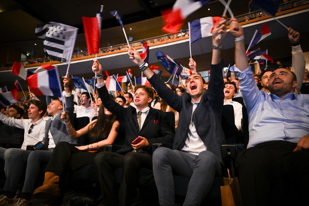 Quelle énergie aujourd’hui à Marseille lors du congrès <a href="/HorizonsLeParti/">Horizons</a>, derrière mon ami <a href="/EPhilippe_LH/">Edouard Philippe</a> !
Ils sont le visage de la France. Celle qui ne baisse pas les bras, celle qui croit en l’avenir, en la République, et qui défend fièrement les valeurs de la droite et du