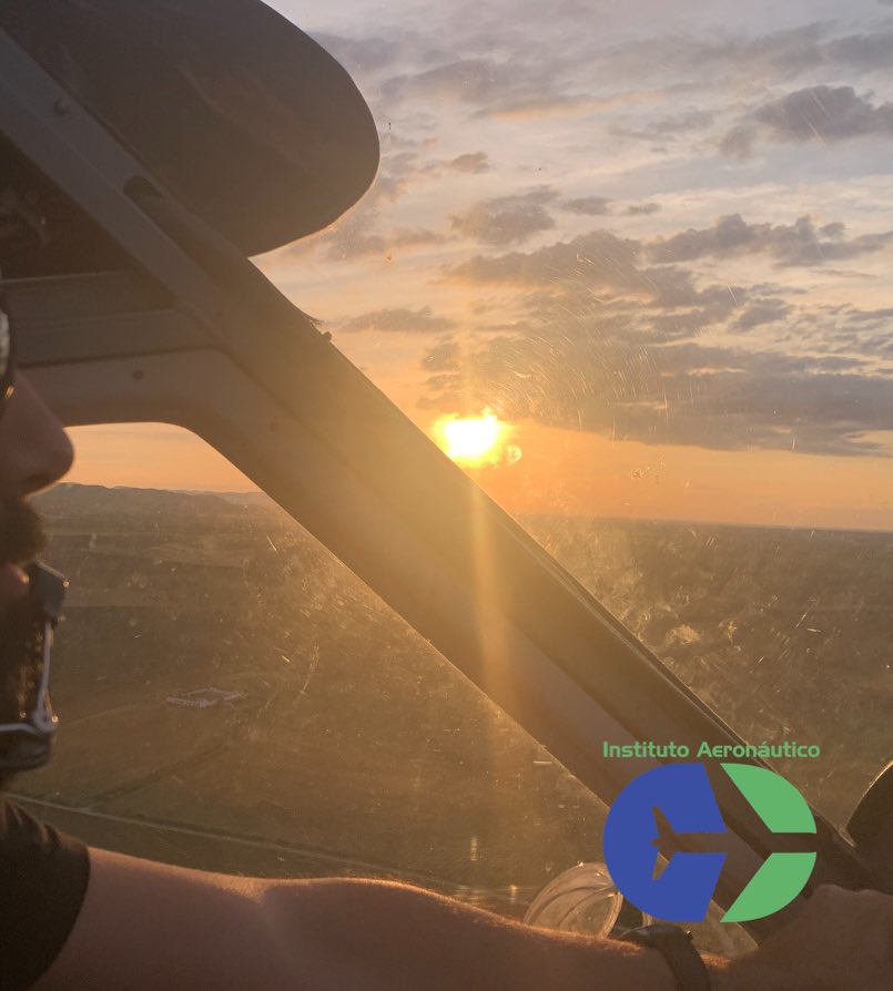 No te pierdas estos preciosos atardeceres volando...😍