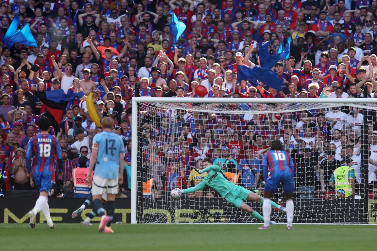 Dean Henderson with a penalty save for <a href="/CPFC/">Crystal Palace F.C.</a> in the FA Cup final 😮