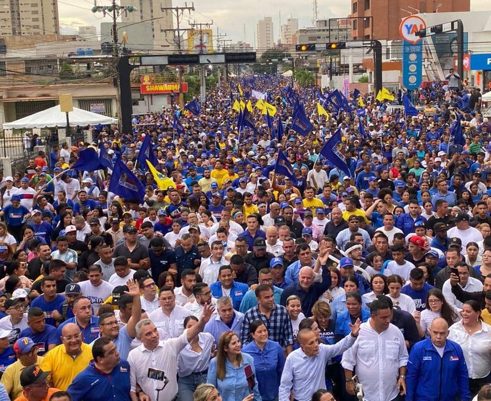 #16deMayo Marea zuliana desbordó la calle 72 en apoyo a <a href="/manuelrosalesg/">Manuel Rosales</a>

💙🤍♥️

<a href="/untlags/">UNT Lagunillas</a>
<a href="/somosuntzulia/">Un Nuevo Tiempo Zulia</a>
<a href="/partidoUNT/">Un Nuevo Tiempo</a>

instagram.com/p/DJwja8ANofs/…
