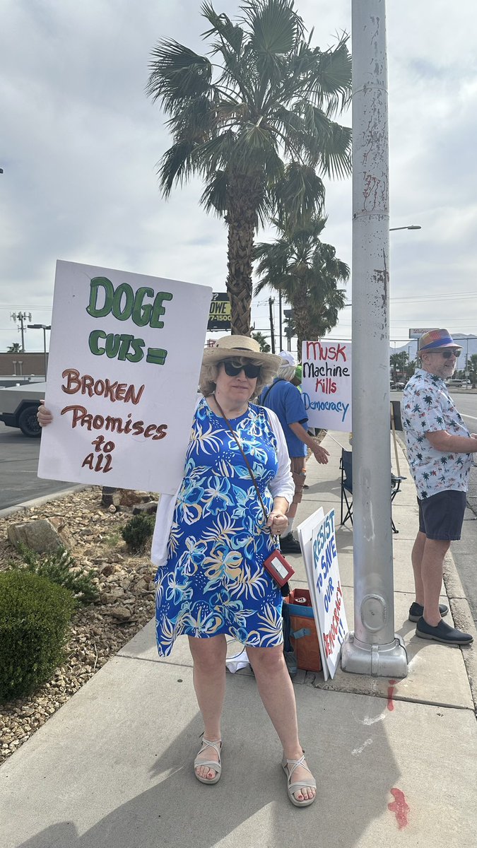 Donna_West's tweet photo. Protests, small or large, raise awareness and build community. We heard support from bus and shuttles drivers, cars and trucks and Tesla #StopDOGE #ElonOut #NoToTesla https://t.co/Ze1oy6qAJ7