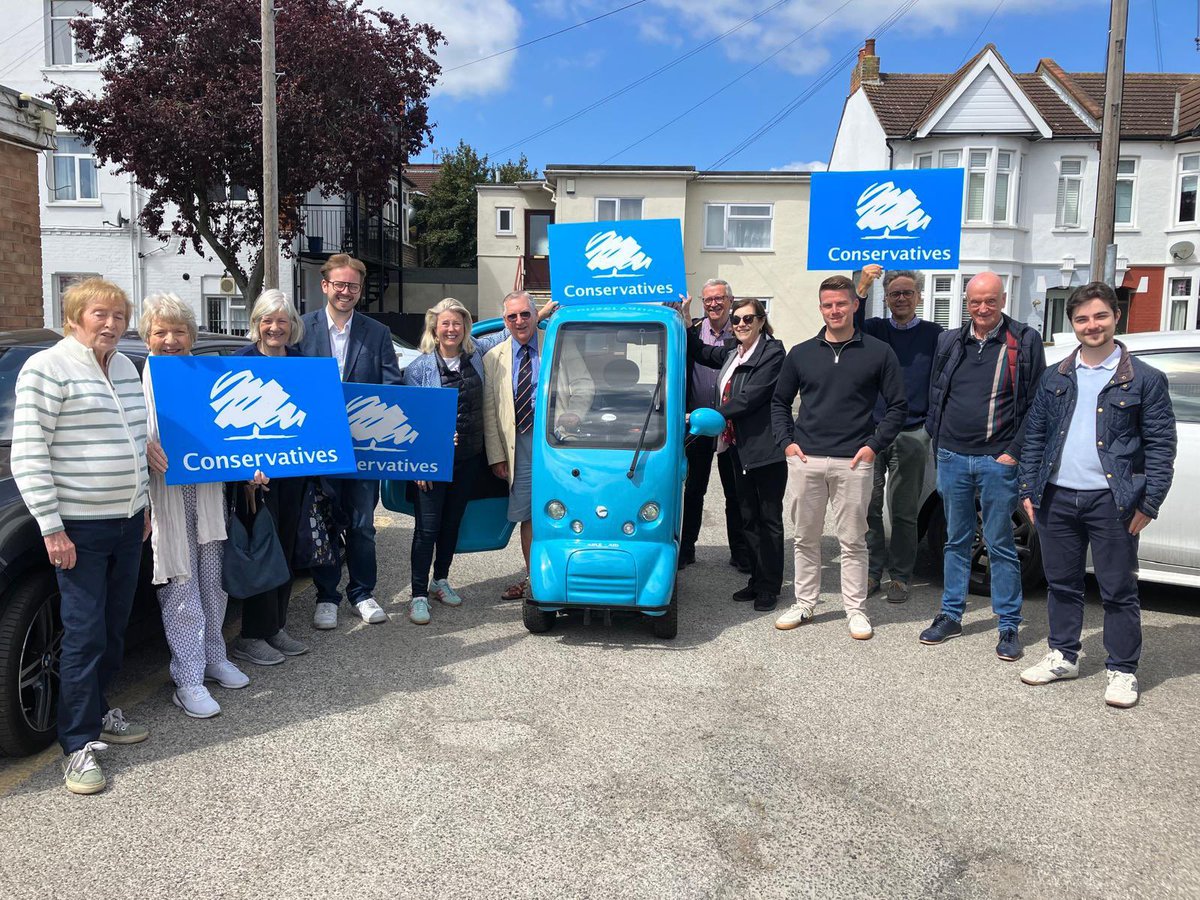 Anna_Firth's tweet photo. 🌞 Lovely day to be back out on the doorsteps supporting @Southend_Tories in #Belfairs Leigh-on-Sea with our fantastic Southend Conservative Team!
So nice to be supporting great @Conservatives councillors that are delivering for residents & keeping council taxes low 💷🚌🚧🚙📚 https://t.co/FXxjx9kvhG