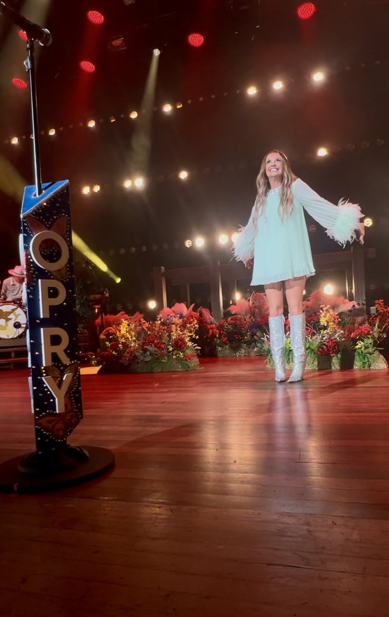 AnthonyDeName's tweet photo. hummingbird finale at @theryman 💛 @carlypearce https://t.co/hVXQ5JkNVH