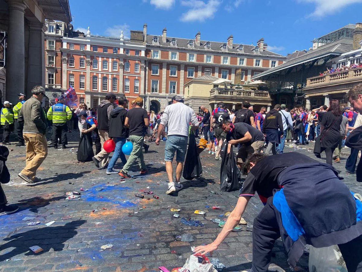 FBAwayDays's tweet photo. Good to see the Crystal Palace fans cleaning up their rubbish from Covent Garden today.

👏👏 https://t.co/1qlC4bdASA