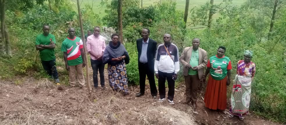 PATTHEBURUNDIAN's tweet photo. #Marangara: Kur'uyu wa gatandatu igenekerezo rya 17/05/2025, Musitanteri wa komine #Marangara arikumwe n'uwurongoye inshengero rya #BAGF mu #BURUNDI, yaronkenjwe umuhango wo kuronswa ibirasi 9 bigiye kubakwa ku mutumba wa #Congori. bakaba bazoronswa n'amazi meza. https://t.co/69t9WdGsMm
