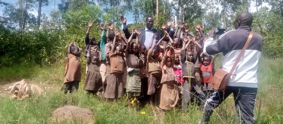 PATTHEBURUNDIAN's tweet photo. #Marangara: Kur'uyu wa gatandatu igenekerezo rya 17/05/2025, Musitanteri wa komine #Marangara arikumwe n'uwurongoye inshengero rya #BAGF mu #BURUNDI, yaronkenjwe umuhango wo kuronswa ibirasi 9 bigiye kubakwa ku mutumba wa #Congori. bakaba bazoronswa n'amazi meza. https://t.co/69t9WdGsMm