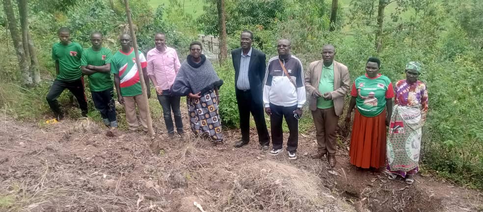PATTHEBURUNDIAN's tweet photo. #Marangara: Kur'uyu wa gatandatu igenekerezo rya 17/05/2025, Musitanteri wa komine #Marangara arikumwe n'uwurongoye inshengero rya #BAGF mu #BURUNDI, yaronkenjwe umuhango wo kuronswa ibirasi 9 bigiye kubakwa ku mutumba wa #Congori. bakaba bazoronswa n'amazi meza. https://t.co/69t9WdGsMm