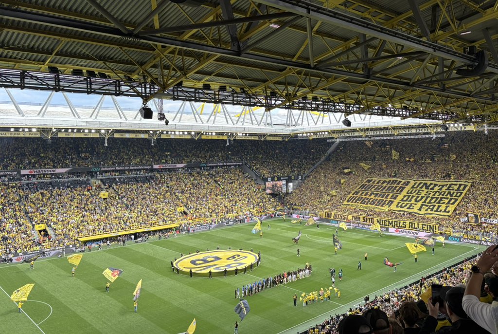 LukasH26's tweet photo. Tyhle fotbalový odpoledne se jen tak neomrzí 🔝Díky moc za lístky @DestinaceFotbal 🖤💛 Jako vždy v Dortmundu skvělá atmosféra a super zážitek 👍👍 #BVB https://t.co/yot8QK1X2E