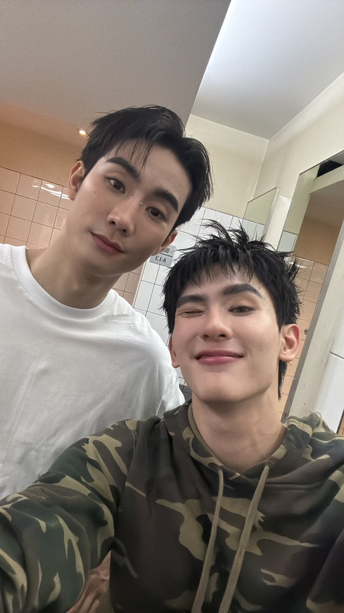 kasibook's tweet photo. กลับกันดีๆนะคับทุกคน วันนี้ขอบคุณมากเลยนะครับ สำหรับเสียงเชียร์ นอนหลับฝันดีนะค้าบบบ 🙏🏻🤍 #LOLFanFest2025D1 https://t.co/hwuzs81LCJ