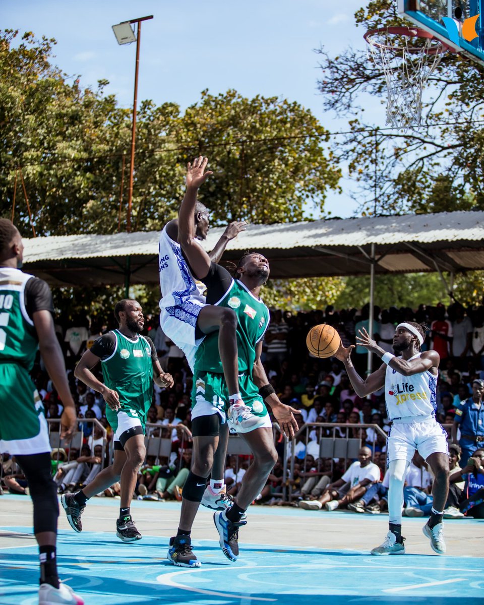 MagazineJimbere's tweet photo. 🔴🏀 @URUNANI_BBC prend le dessus sur @DynamoBbc dans le choc au sommet de la #VBL2025 (60-52)...
✍🏼 Mieux organisé défensivement quet #Dynamobbc, Urunani bbc a profité de quelques largesses défensives des Verts et Blancs pour creuser l'écart dans le dernier quart-temps de la rencontre pour finir par s'imposer avec 8 points de différence
👌🏾Malgré cette défaite Dynamo garde la 1ère place avec 2 défaites , Ex-aequo avec les vainqueurs de la journée (une différence de points sur les confrontations directes en faveur des verts et blancs)
#Youth #JimbereSports