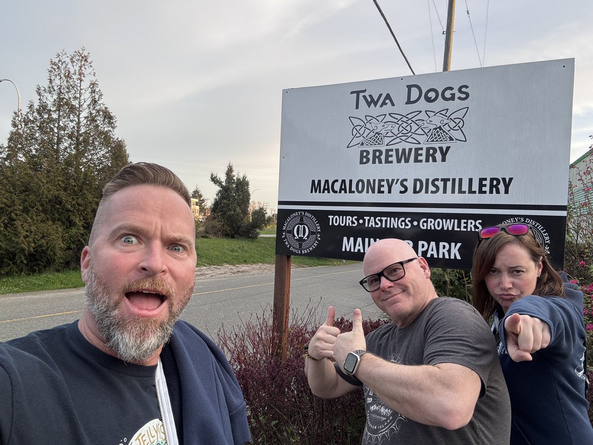 craftbrewjester's tweet photo. Brewstop #53 on the #QuestToBreak95 was @TwaDogsBeer  we squeezed In A quick flight before closing , they weren’t gonna let us but we convinced em we could crush a flight in 10 min #success #CheersToCraftBeer #beergasm #craftbeerlife #craftbeer 
#beerpics #iLoveBeer https://t.co/ZHIYxTWPj3