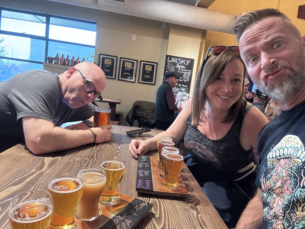 craftbrewjester's tweet photo. Brewstop #53 on the #QuestToBreak95 was @TwaDogsBeer  we squeezed In A quick flight before closing , they weren’t gonna let us but we convinced em we could crush a flight in 10 min #success #CheersToCraftBeer #beergasm #craftbeerlife #craftbeer 
#beerpics #iLoveBeer https://t.co/ZHIYxTWPj3