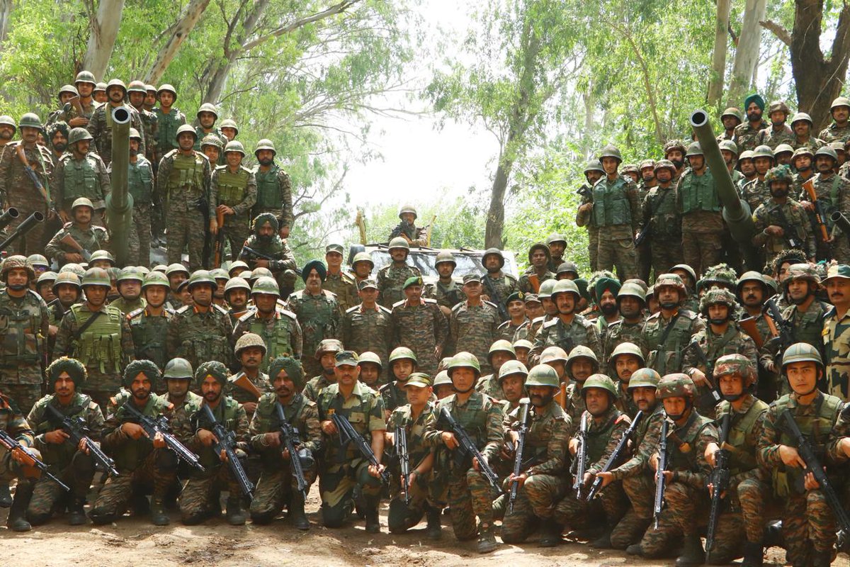 #StrongAndCapable
#OperationSindoor

Lt Gen #ManojKumarKatiyar, PVSM, AVSM, #ArmyCommander #WesternCommand, along with #GOCVajraCorps, visited key forward areas in #Amritsar and #Ferozepur sectors.
He lauded the valour, vigilance, and lethal precision of #IndianArmy and #BSF