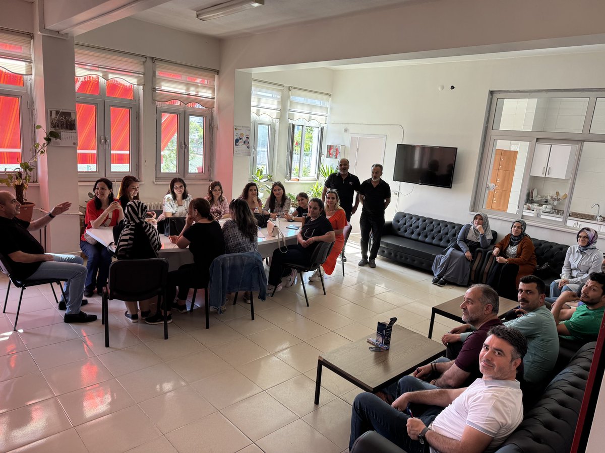 Bağlar Beyaz Tebeşir ilkokulu öğretmen ve yöneticilerine Çalışanların Temel İş Sağlığı ve Güvenliği Eğitimi verilmeye devam edilmektedir.
<a href="/tcmeb/">Millî Eğitim Bakanlığı</a> @Yusuf_Tekin <a href="/meb_dhgm/">Destek Hizmetleri Genel Müdürlüğü</a> <a href="/mebisgb/">İşyeri Sağlık ve Güvenlik Birimi Daire Başkanlığı</a> <a href="/ozkan_meb/">Özkan AVCI</a> <a href="/Murat4Kucukali/">Murat Küçükali</a> 
<a href="/berhuni47/">Hasan BERHUNİ 🇹🇷</a>
<a href="/MustafaKndrn21/">Mustafa Kandıran</a> <a href="/IsgDiyarbakir/">Diyarbakır İl MEM İşyeri Sağlık ve Güvenlik Birimi</a>
<a href="/HaniKaymakamlik/">T.C. Hani Kaymakamlığı</a>
<a href="/KurkcuMevlana/">Mevlana KÜRKCÜ</a>