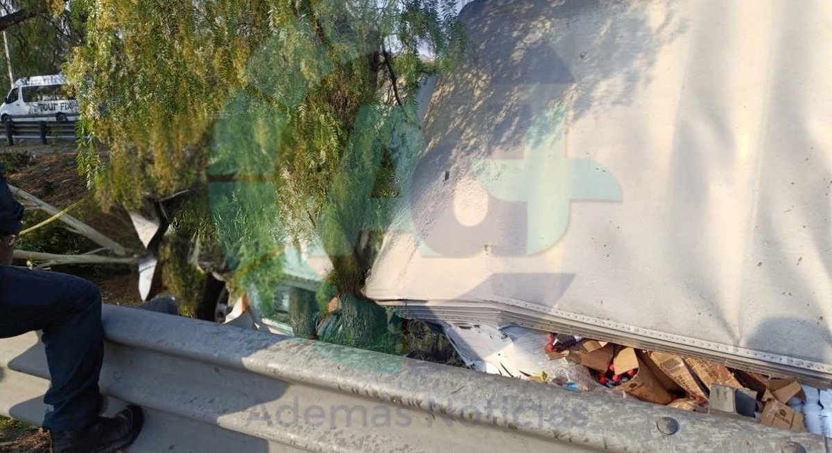AdemasNoticias's tweet photo. 🔷 #ADM | Accidente en la #México-#Querétaro a la altura de #Coyotepec genera caos en dirección a #Jorobas. Lamentablemente una persona perdió la vida. Por esta situación el tránsito se encuentra afectado, ya que servicios de emergencia trabajan en el lugar. 
Toma precauciones. https://t.co/qosZkKDXqa