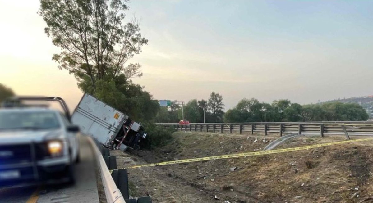 AdemasNoticias's tweet photo. 🔷 #ADM | Accidente en la #México-#Querétaro a la altura de #Coyotepec genera caos en dirección a #Jorobas. Lamentablemente una persona perdió la vida. Por esta situación el tránsito se encuentra afectado, ya que servicios de emergencia trabajan en el lugar. 
Toma precauciones. https://t.co/qosZkKDXqa