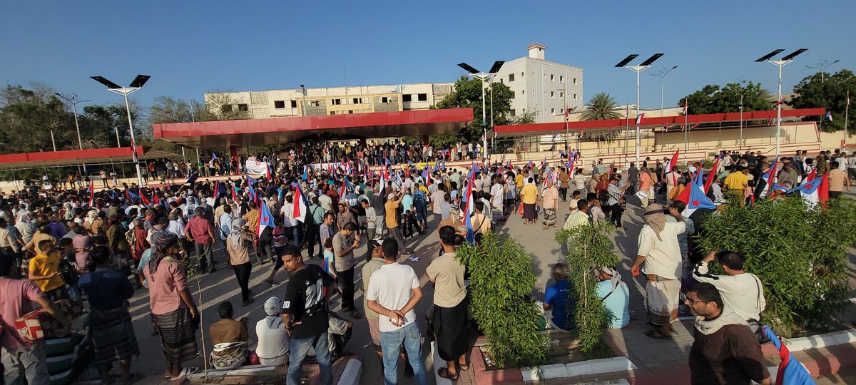 زلزال الغضب الشعبي الجنوبي يهز اركان التجاهل 

خرج اليوم إلى ساحة العروض في العاصمة عدن وكذلك نساء ابين ونساء لحج وقبلها نساء عدن  في جموع غفيرة من المواطنين في انتفاضة عارمة تعكس مدى الغضب والاحتقان الذي بلغ ذروته جراء الأزمة المتفاقمة للخدمات الأساسية والانهيار المريع للعملة