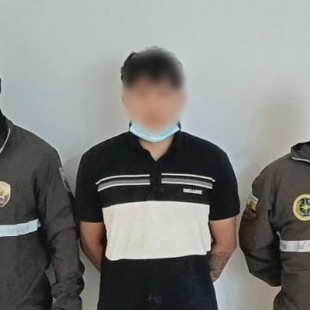 PoliciaEcuador's tweet image. #ATENCIÓN
APREHENDIDO ALIAS "EL CHINO" INTEGRANTE DEL GAO "LOS LOBOS" EN #GUAYAQUIL
Mediante técnicas de gestión de inteligencia e investigativas, identificamos un inmueble utilizado por Miguel M., donde presuntamente almacenaban armas de fuego para abastecer a los…