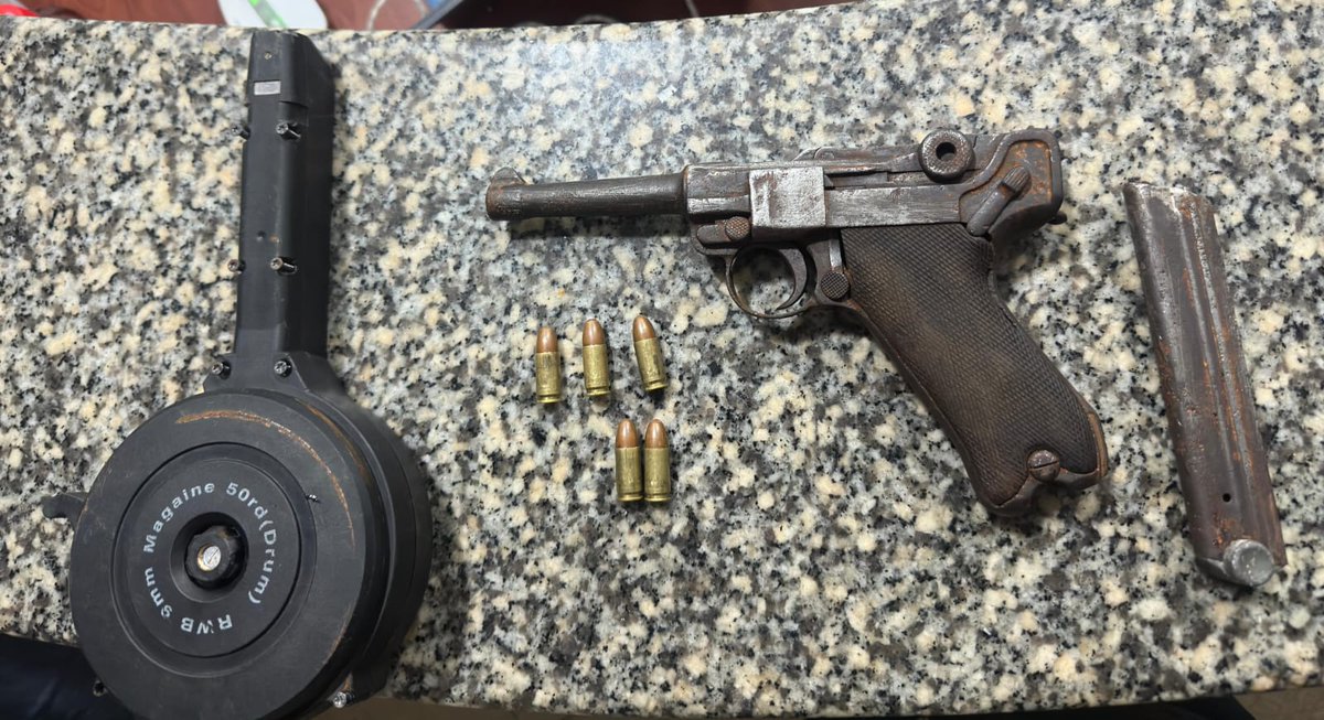 PoliciaEcuador's tweet image. #ATENCIÓN
APREHENDIDO ALIAS "EL CHINO" INTEGRANTE DEL GAO "LOS LOBOS" EN #GUAYAQUIL
Mediante técnicas de gestión de inteligencia e investigativas, identificamos un inmueble utilizado por Miguel M., donde presuntamente almacenaban armas de fuego para abastecer a los…