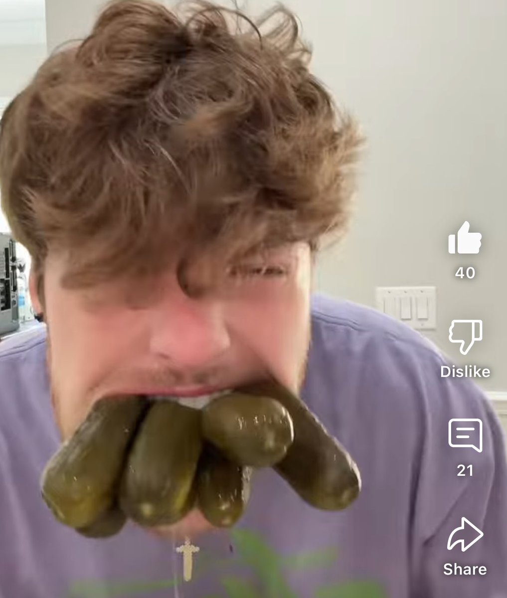 BADASSATR0N's tweet photo. these are our comfort streamers btw https://t.co/rGF6hYHwLi