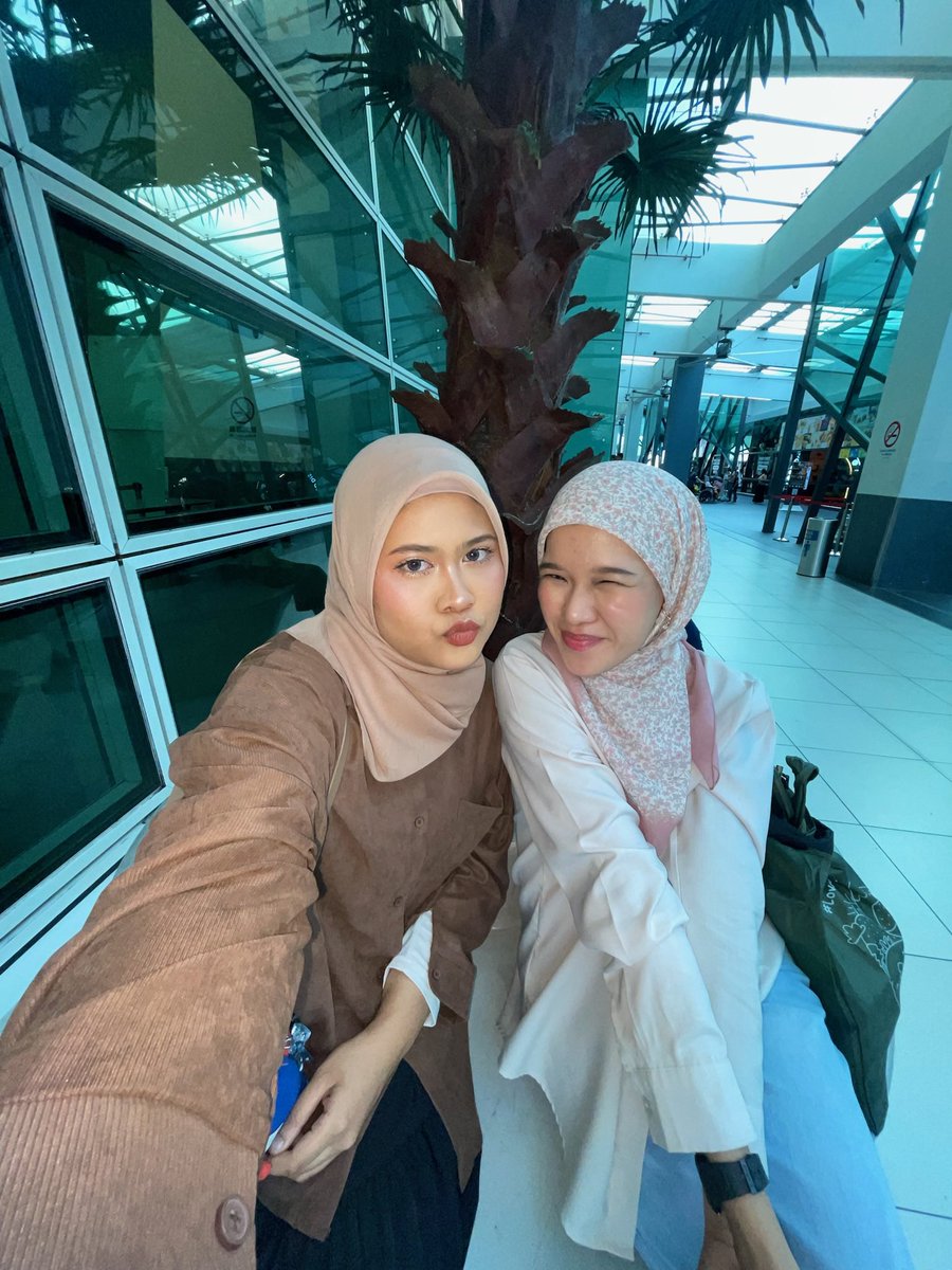 teurujaeesaee's tweet photo. [🐜]

Happy birthday kak aling 🫶🏻 terima kasih untuk tawa dan tangis 🤍 no words can describe how much i love and adore you 🫂 bahagia selalu kak aling 🥹 kita start kenal since 2023, dah 3 kali birthday kak aling saya dapat wish 🥹🫶🏻 love you so so so much kak aling 💗 https://t.co/w2NW465Oje