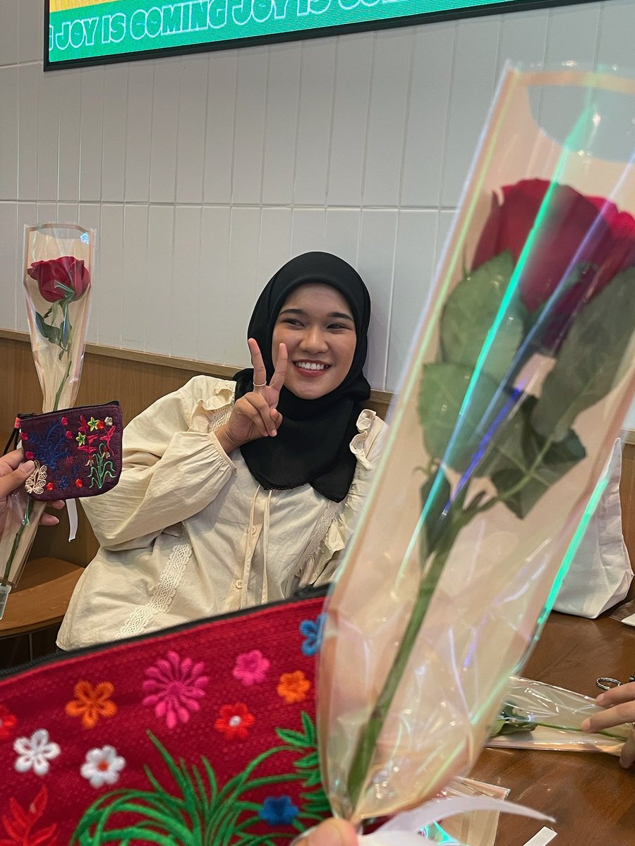 teurujaeesaee's tweet photo. [🐜]

Happy birthday kak aling 🫶🏻 terima kasih untuk tawa dan tangis 🤍 no words can describe how much i love and adore you 🫂 bahagia selalu kak aling 🥹 kita start kenal since 2023, dah 3 kali birthday kak aling saya dapat wish 🥹🫶🏻 love you so so so much kak aling 💗 https://t.co/w2NW465Oje