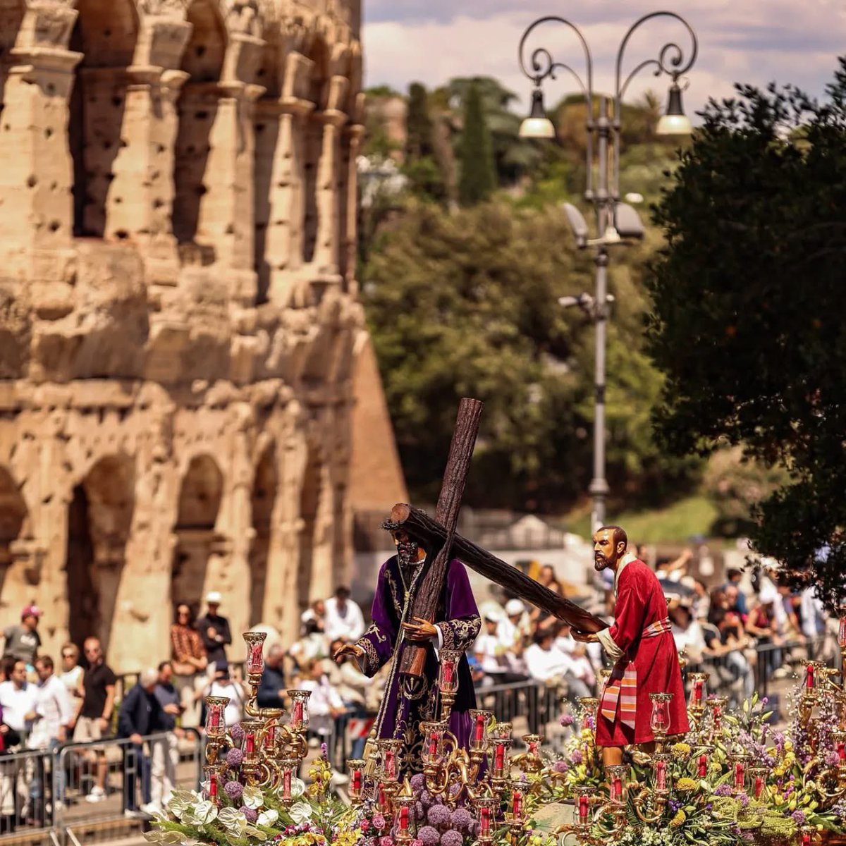 Jesús Nazareno de León avanza por las calles frente al Coliseo Romano