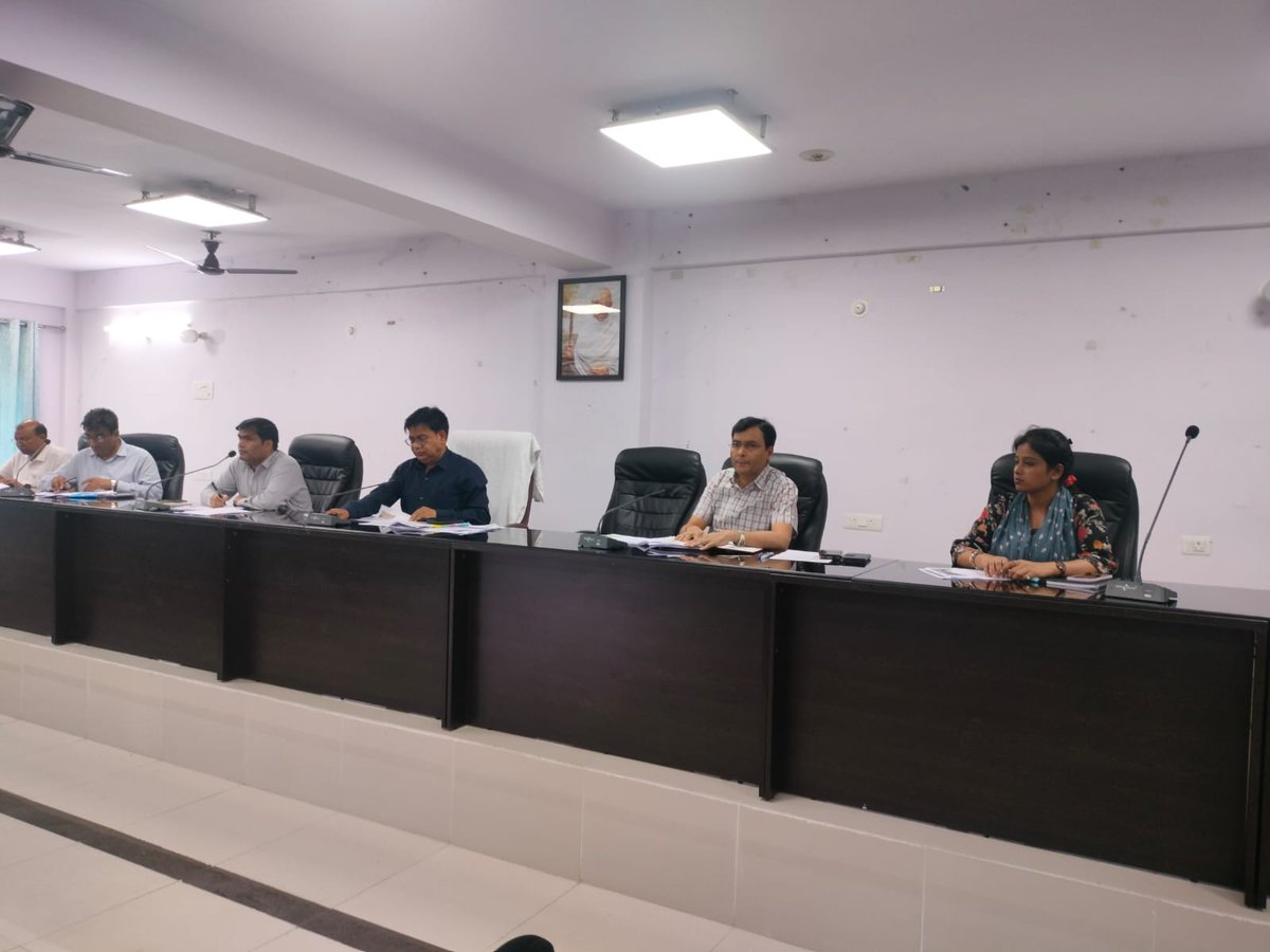 EcMotihari's tweet photo. #SBM(G)/#LSBA फेज-2 के तहत #DDC,मोतिहारी के द्वारा ग्रामीण विकास के विभिन्न योजनाओं का समीक्षा बैठक गया | जिसमें #BDOs,#BPROs,#BCs,एवं #PO(मनरेगा) उपस्थित हुए |
@Dm_Motihari @MoJSDDWS @MoRD_GoI @kumarvinuvinay @rajeevjauhari1 @rajeshkbas42 @LSBA_Bihar @BiharRDD @IPRDBihar https://t.co/85hxTKTHhq