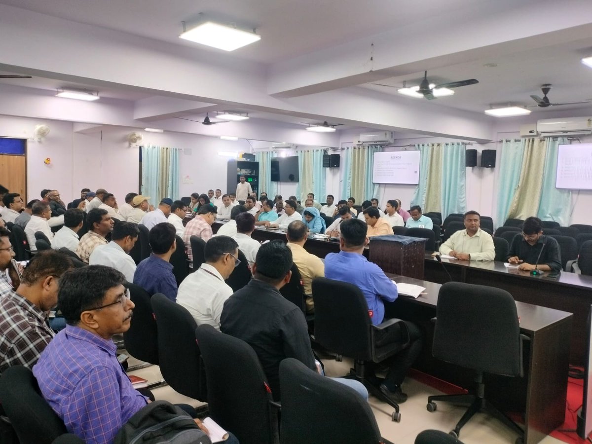 EcMotihari's tweet photo. #SBM(G)/#LSBA फेज-2 के तहत #DDC,मोतिहारी के द्वारा ग्रामीण विकास के विभिन्न योजनाओं का समीक्षा बैठक गया | जिसमें #BDOs,#BPROs,#BCs,एवं #PO(मनरेगा) उपस्थित हुए |
@Dm_Motihari @MoJSDDWS @MoRD_GoI @kumarvinuvinay @rajeevjauhari1 @rajeshkbas42 @LSBA_Bihar @BiharRDD @IPRDBihar https://t.co/85hxTKTHhq