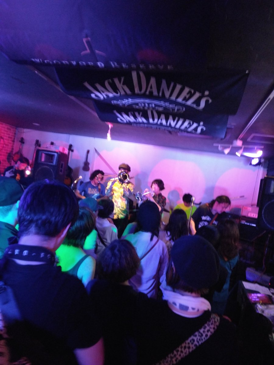 庄内HASH。ジョズエ、ヨシムラタカシバンド、イヌガヨ。全バンド全員全楽器全音楽、最高やった。最初から最後まで見応え凄かった。ジョズエめっちゃ良い。聴こっ。イヌガヨ初めてだけど、ずっと見たくてやっと見れた。やっぱり凄かった。『生活』聴けて良かった🥲管楽器合い過ぎて、最高🎺✨️