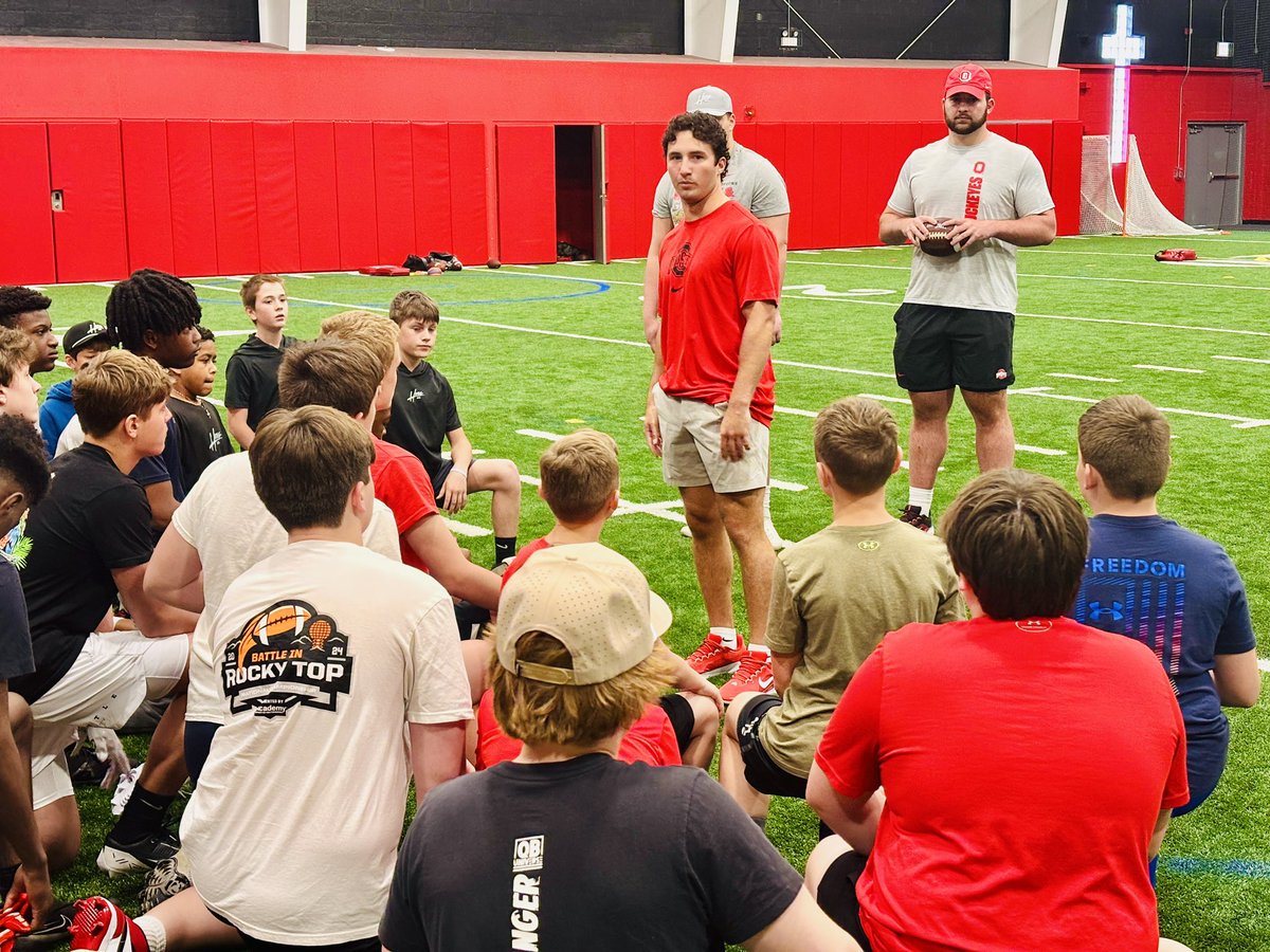RedHawkFB's tweet image. 🚨🚨🚨🚨🚨🚨🚨🚨🚨🚨🚨🚨🚨🚨
Great morning at the Marist SportsPlex for the 1st @nolanbaudo Wide Receiver Camp with @BeTheHoss! Thank you to everyone who came out.
#FAMILY // #HonorGloryFame // #115th