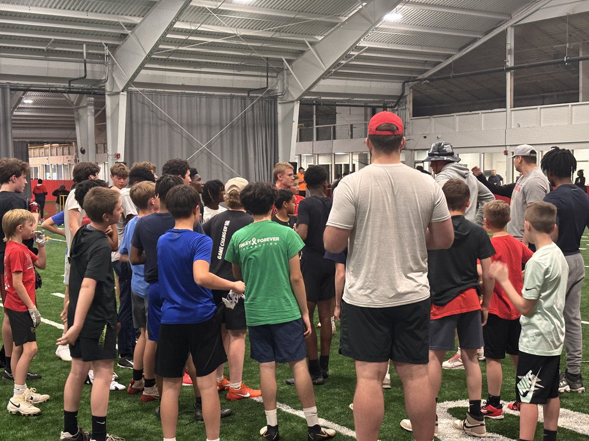 RedHawkFB's tweet image. 🚨🚨🚨🚨🚨🚨🚨🚨🚨🚨🚨🚨🚨🚨
Great morning at the Marist SportsPlex for the 1st @nolanbaudo Wide Receiver Camp with @BeTheHoss! Thank you to everyone who came out.
#FAMILY // #HonorGloryFame // #115th