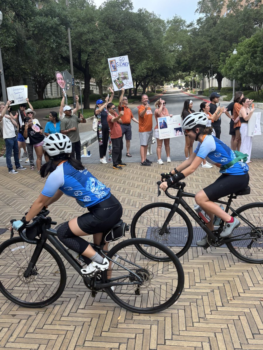 chris_kratovil's tweet image. Hey @_delconte it’s not a UT varsity sport, but it is a Texas athletic tradition worthy of recognition. This morning was Launch Day on the 40 Acres for the 21st Austin-to-Anchorage bike ride by UT students, the Texas 4000 for Cancer. It’s the longest charity bike ride in the…