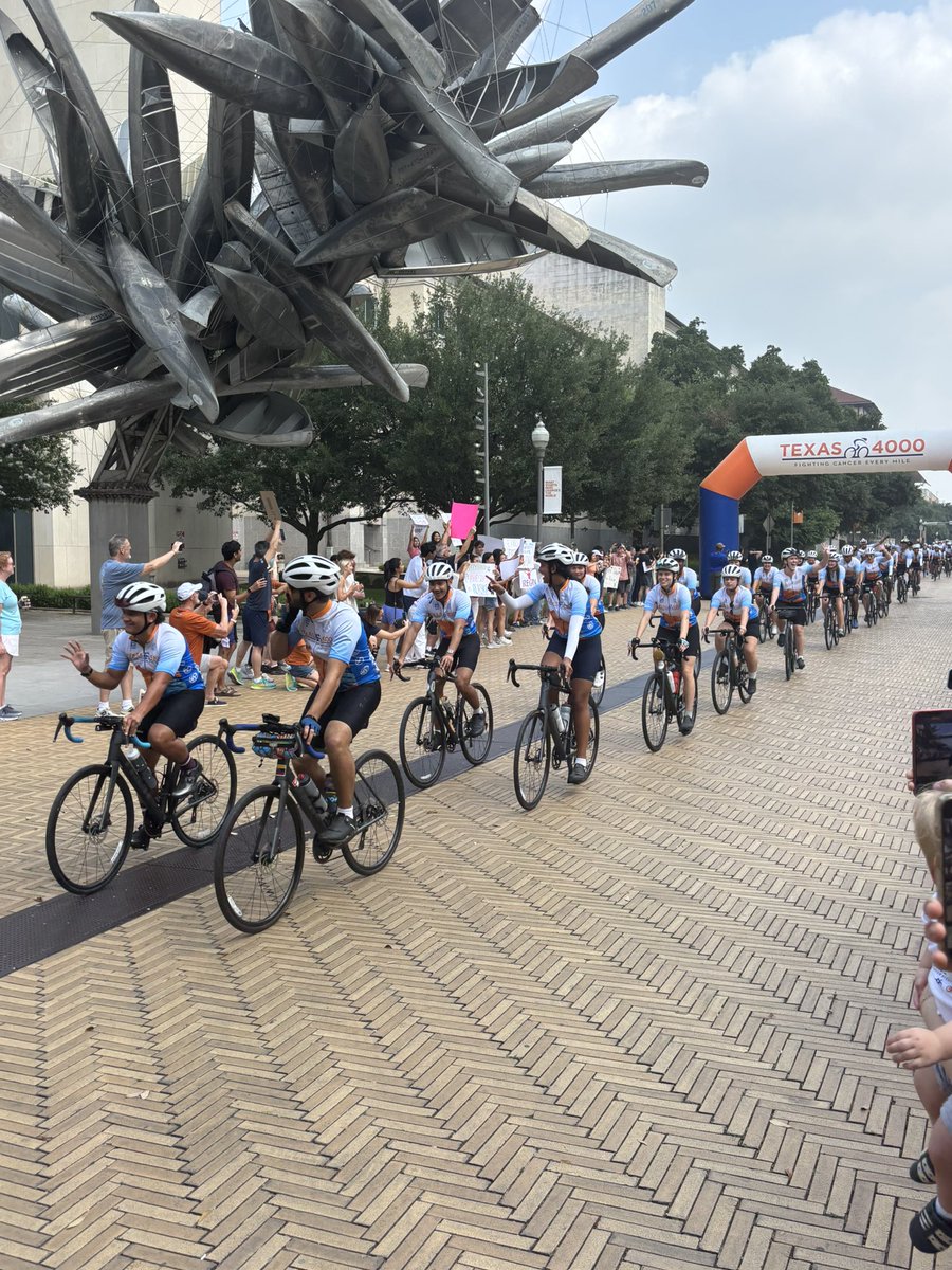 chris_kratovil's tweet image. Hey @_delconte it’s not a UT varsity sport, but it is a Texas athletic tradition worthy of recognition. This morning was Launch Day on the 40 Acres for the 21st Austin-to-Anchorage bike ride by UT students, the Texas 4000 for Cancer. It’s the longest charity bike ride in the…